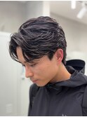 大人の抜け感を演出する、今トレンドのフェザーパーマ