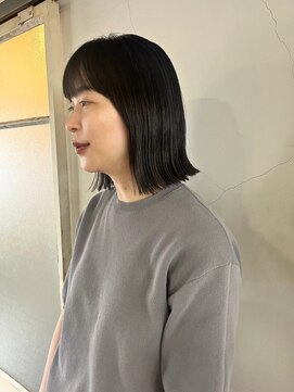 タヴィ(Tavi) 黒髪外ハネボブのミディアムヘア/暗めカラー/暗髪カラー/ボブ