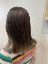 ナンバー ブラオ 名古屋栄(N° blao) インナーグラデーション アッシュベージュ ミディアム外ハネ