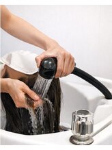 薬剤をつけてトリートメントで質感を更に上げていきます