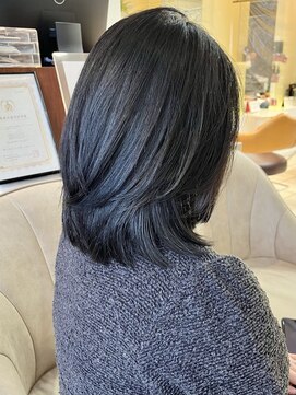 クオリス 上板橋店(QUALIS) 前上がりレイヤーボブ★黒髪 20代30代 ツヤ髪 丸み 鎖骨ミディ