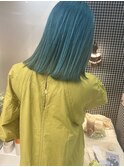 エメラルドグリーン