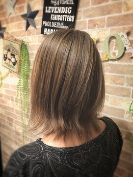 ビューティフルワールド(BEAUTIFUL WORLD) 外ハネ ロブスタイル