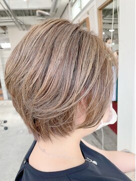 ルーファス 恵比寿 渋谷(Ruufus) 40代白髪ぼかしハイライトショートボブ【Ruufus今井サトシ】