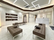 アースコアフュールボーテ 高岡店(EARTH coiffure beaute)の雰囲気（受付から特別体験が始まる。心躍るサロン時間を。）