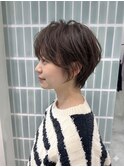 ふんわり動くレイヤーショート 前髪ありショートカット 30代