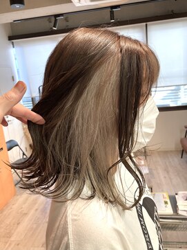 コワファーストナガサキシャンプーボーイ(COIFF1RST NAGASAKI SHAMPOO BOY) ブリーチ2回 インナーカラー ホワイトベージュ