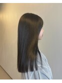 オリーブカラーツヤカラー寒色ヘアーぱっつん暗髪カラー前髪あり