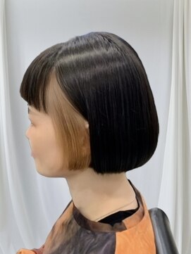 アヴソリューク(Absoluk) ミニボブ×インナーカラー　ブリーチ　ライトニング　前髪あり