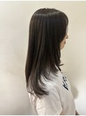 顔周りにレイヤーを効かせたロングスタイル