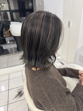 エミュ 表参道 青山(emu) 赤みのない大人カジュアルなハイライトくびれミディアム表参道