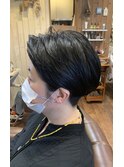 顔回りのダブルカラーがポイント、ショートヘア