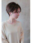 パールベージュと上品フォルム〈秋の大人ショートスタイル〉
