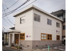 シルキー(Silky)の雰囲気(外装もかわいい戸建ての美容室ですので、広々空間です♪)