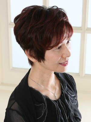 多彩な色味と質感表現力で「大人のヘアカラー」の世界を広げます。お肌や髪をいたわりながら染め上げます！