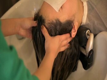 ルル(LuLu by KENJE)の写真/【ヘッドスパ指名スタッフ多数在籍】健康な髪は健康な頭皮から。広々とした店内で癒しのひと時を＊