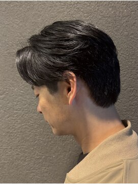 ヤスムラ(YASUMURA) 自然な毛流れと上品なツヤ感が魅力の、大人のセンターパート