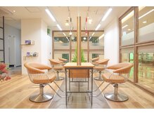 【暖かい日差しが入る明るい店内】