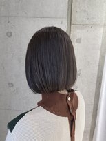 リビンバイアフロート(Livin by afloat)&nbsp;ハイライト　暗髪　くすみベージュ　前下がり　切りっぱなしボブ