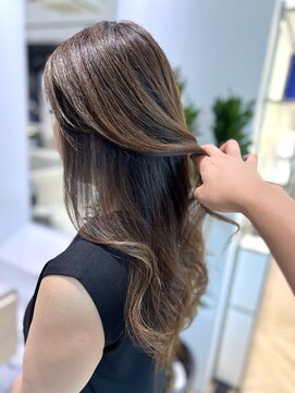 ステア ケース(stair case) ナチュラルハイライトで透明感アップ 明るめに白髪カバー