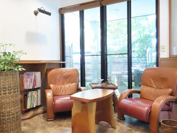 アジャラ(AJARA)の写真/忙しい毎日にほっと安らぐ癒しのサロンタイムをご提供◎木のぬくもりがある上質な空間でリフレッシュ＊