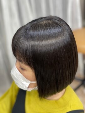 プラグ(Plug) アッシッドストレート酸性ストレートカットクセ毛ツヤ髪30代40代