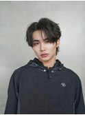 ラフな質感が◎スパイラルパーマ×センターパート