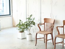 スタジオ ユー 浅草(studio U)の雰囲気（ヨーロッパから仕入れたアンティークの待合椅子）