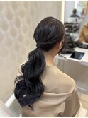 20代30代大人かわいいヘアセットローポニーテールゆるふわ巻き