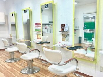 ヘア カラー マート 澄川店(Hair Color MART)の写真/【澄川駅10秒】定期的に行う白髪染めだからこそ、手軽さにこだわった価格でいつでもきれいな髪色へ。