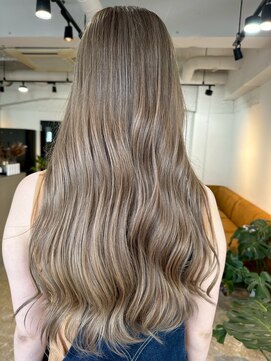 メリー オオサカ(Merly Osaka) 夏に似合うベージュ