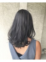 インディゴドロップ(indigo drop)&nbsp;ダークグレージュのミディアムレイヤースタイル