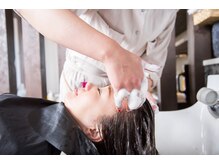 ベテランスタイリストによるシャンプーはくつろぎのひと時☆日頃の疲れの癒し効果も〇