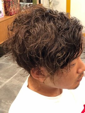 ボヌール ヘアーワークス(Bonheur hair works) ソフトスパイラルパーマ×耳掛けツーブロック×マットアッシュ