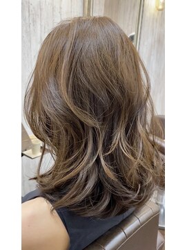 ノーヴェ(Nove) オフィスで浮かない自然な陰影　大人のシークレットハイライト