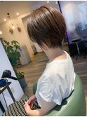 襟足がタイトなショート_ベージュ_