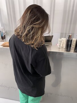 キング 高槻(K!ng) ハイライトカラーミルクティーベージュレイヤーカット