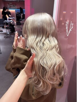 ダズリングディア(Dazzling Deer) ホワイトミルクティー/ロング/ウェーブ巻き/夏