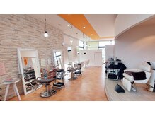 明るい日差しが差し込む店内！