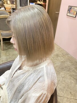 イスタ(isuta) 【三鷹】スキンベージュ/ベージュ/透明感ブリーチ/ボブ