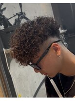 イーラ アメ村店(era)&nbsp;カーリーパーマ　ツイストスパイラル眉カットメンズパーマ