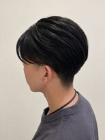 ウミト(Umito)&nbsp;縮毛矯正×流れるセンターパート メンズショート