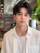 キュー(Cue_) ツーブロック刈り上げ毛流れショートセンターパート