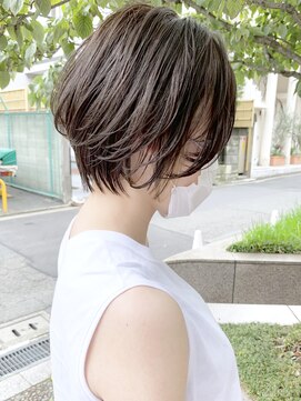 アンド ストーリーズ(&STORIES) 大人可愛い耳かけショートボブフォギーベージュ【江角力也】