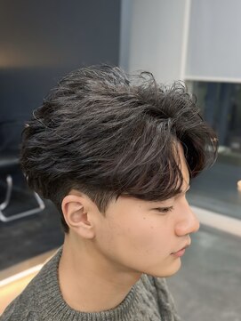 バース バイ ハピネス(BIRTH by happiness) 韓国へアカルマパーマワックスなしセンターパート黒髪ウルフ