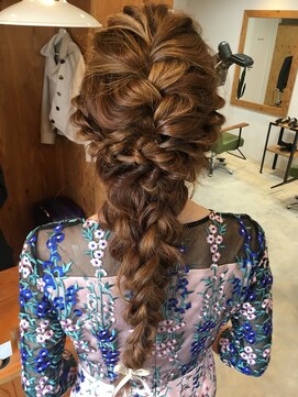 イロ 美容室(IRO+) 編み下ろしアレンジ