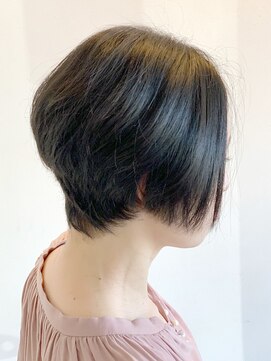 アークスヘアー 透明感ベージュカラー×大人かわいい前下がりショート