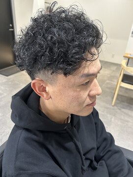 ヒュイル バイ ニアウ(Hwyl by Niau) メンズマッシュツーブロックスパイラルパーマニュアンスパーマ