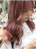 ブロンドに落ちるピンクカラー