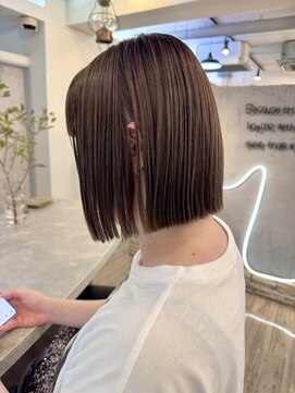 ヴィサージュバスク(VISAGE ba.s.k) “シンプルなのに洗練。ベージュタッチボブ”